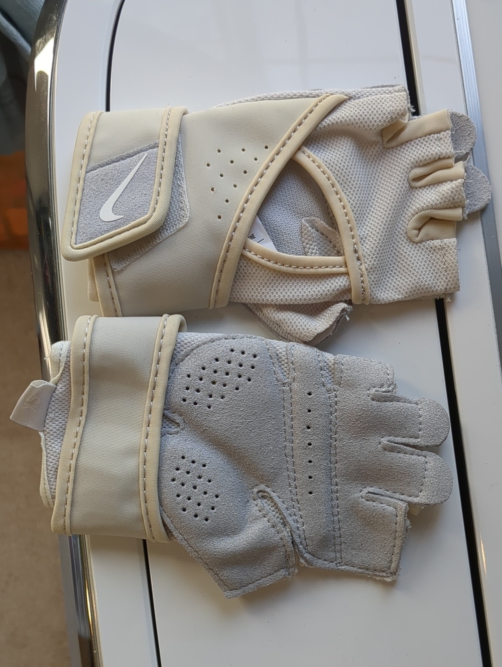 Nike Beige and Light Gray Fingerless Training Gloves XS